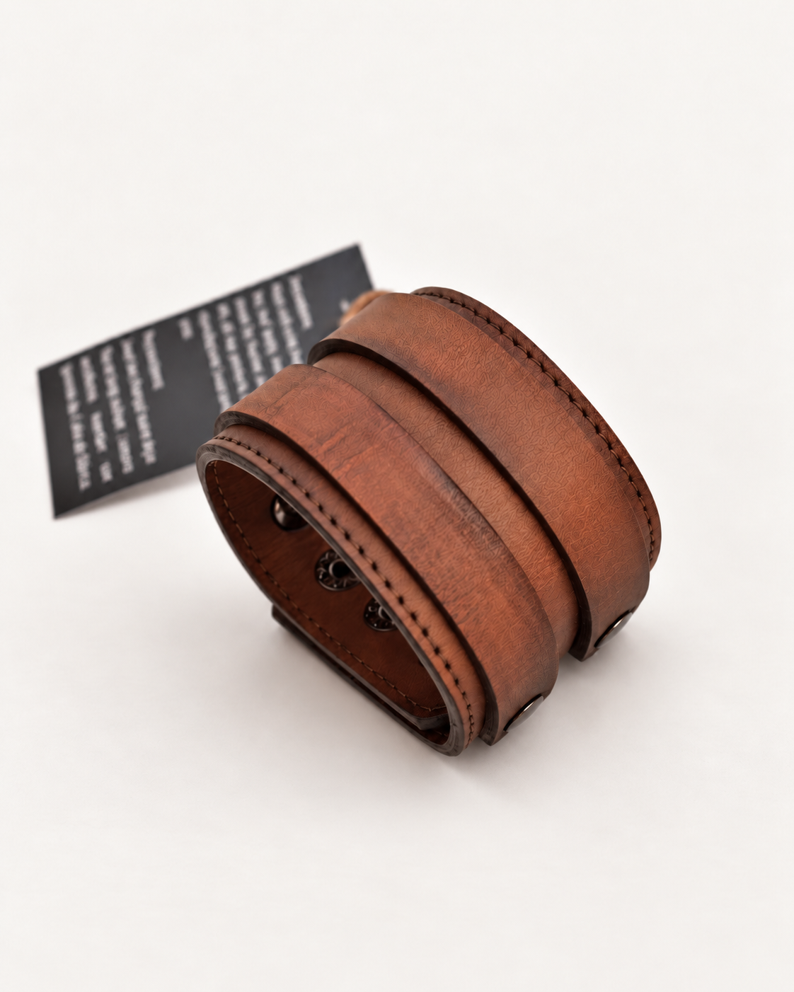 Pulsera Core · Madera Vieja de GAIA Atelier enrollada, con la etiqueta colgante de cuidado del fabricante