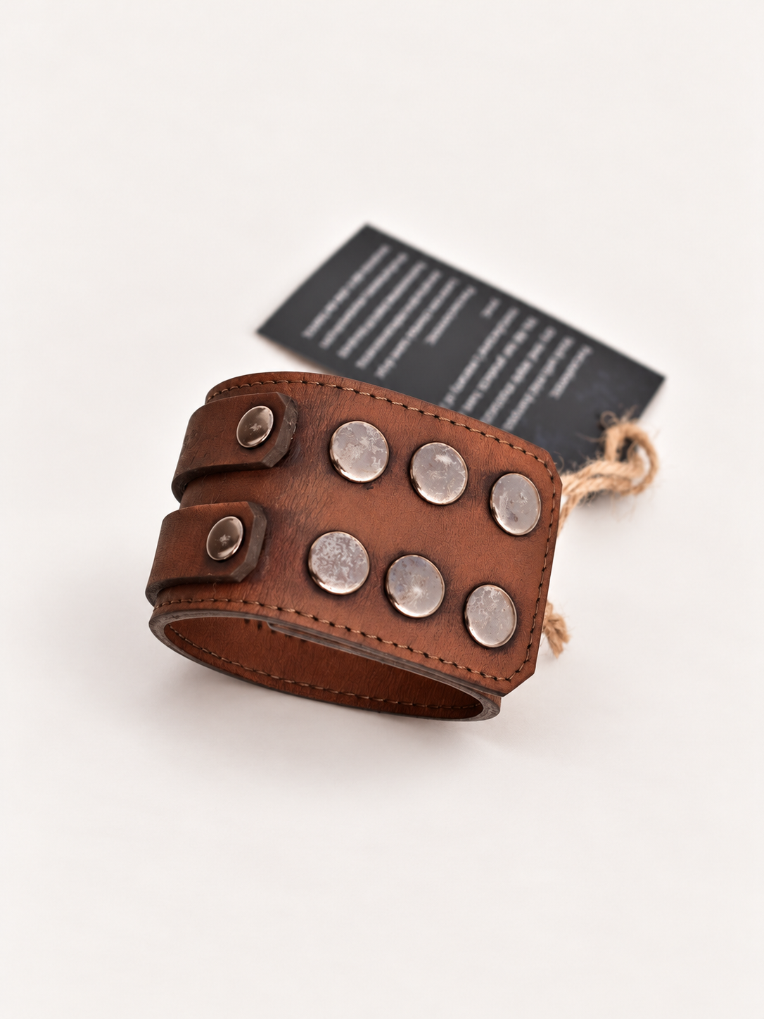 Pulsera Core · Madera Vieja de GAIA Atelier, vista de los remaches metálicos y la etiqueta colgante con cordel