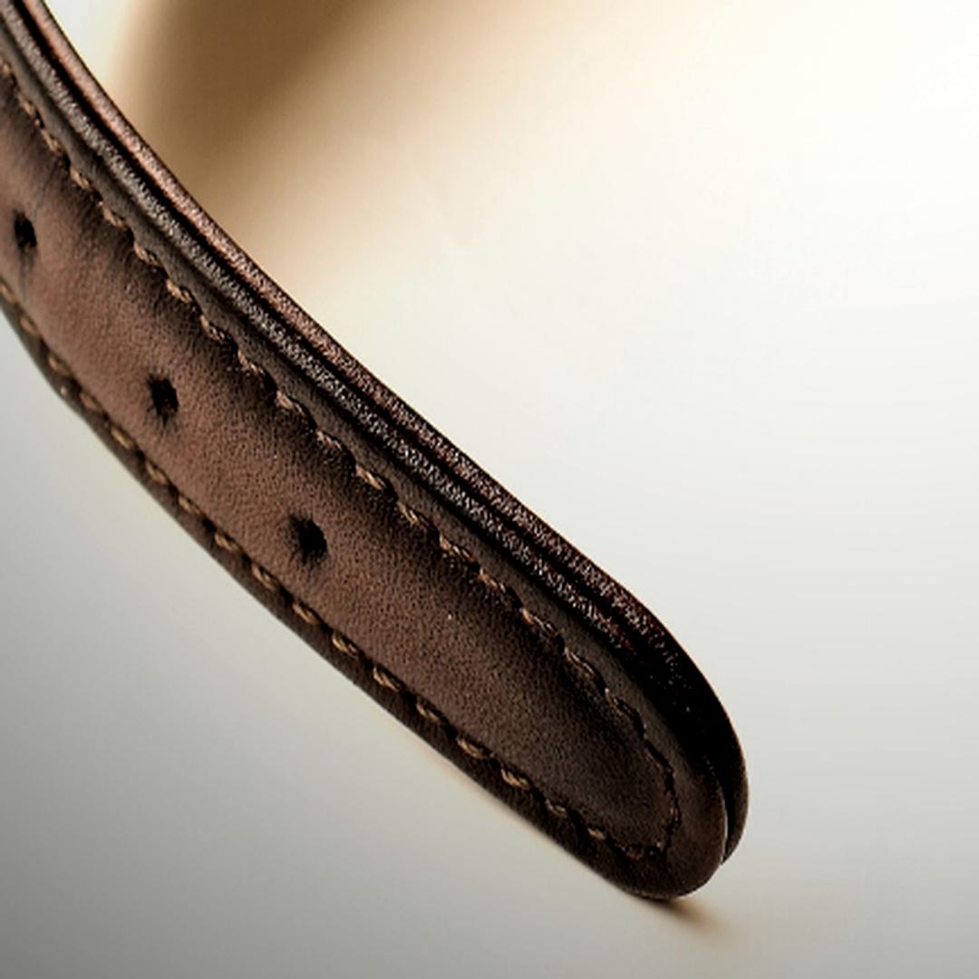CURVED · Madera Vieja de GAIA ATELIER, detalle de piel, costura y punta