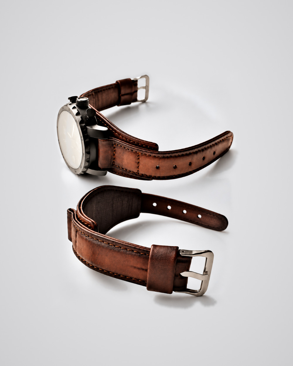 Correa Curved · Madera Vieja de GAIA Atelier montada en un reloj, mostrando el perfil curvo y la doble capa de cuero