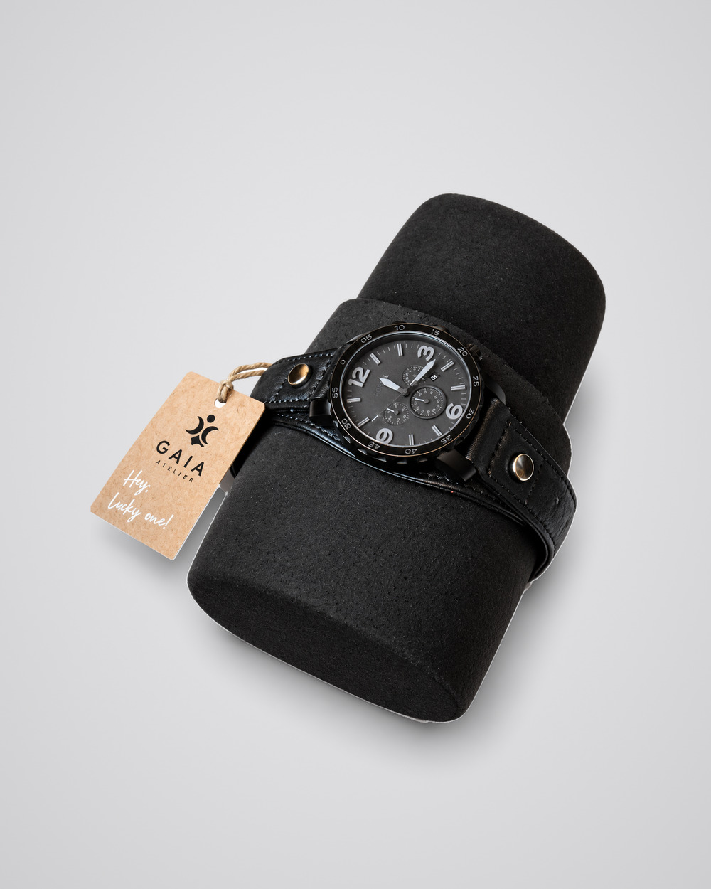 Reloj Fossil con correa Curved de cuero sobre cojín negro con etiqueta de cuero