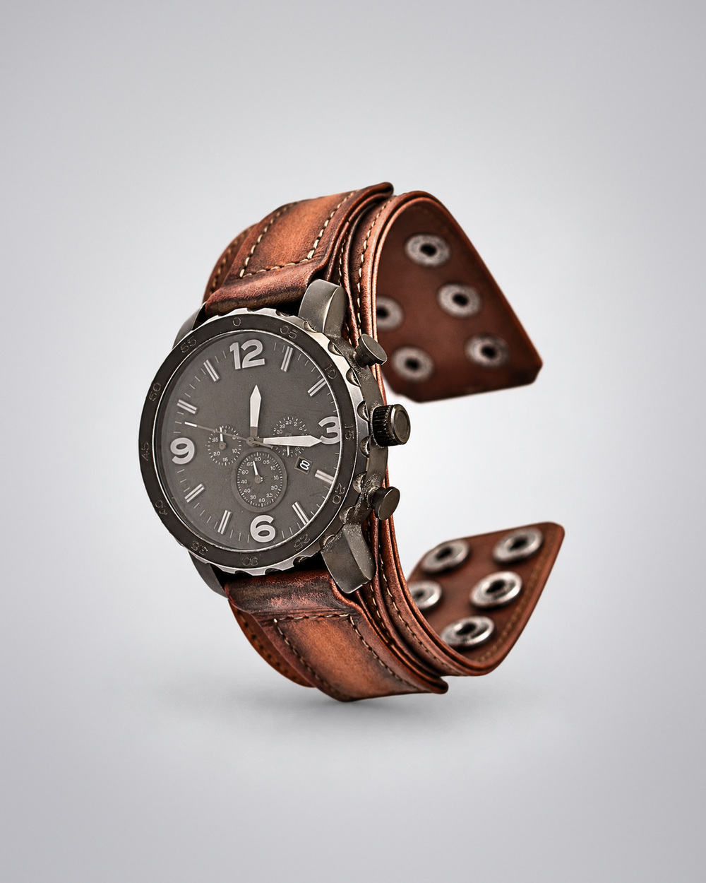 Correa Custom · Madera Vieja de GAIA Atelier montada en un reloj, mostrando el sistema de broches y el acabado de coloración manual