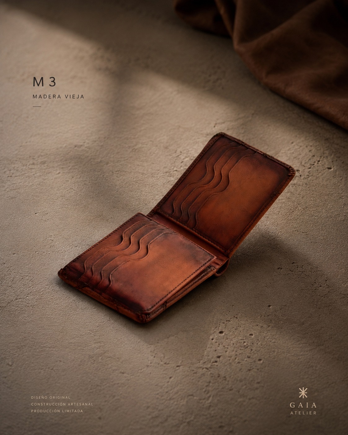 Interior de la billetera M3 · Madera Vieja con tarjeteros